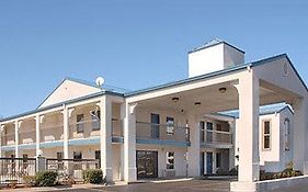 Days Inn & Suites Pine Bluff